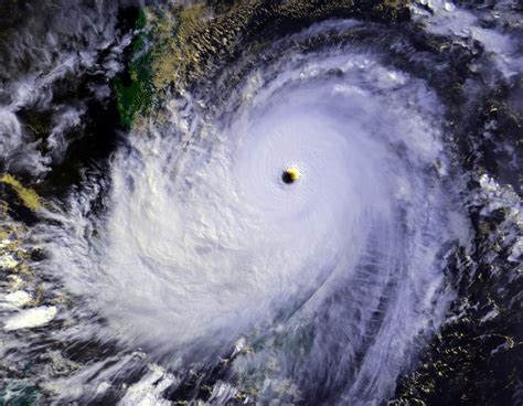 Typhoon Nina (1987) .